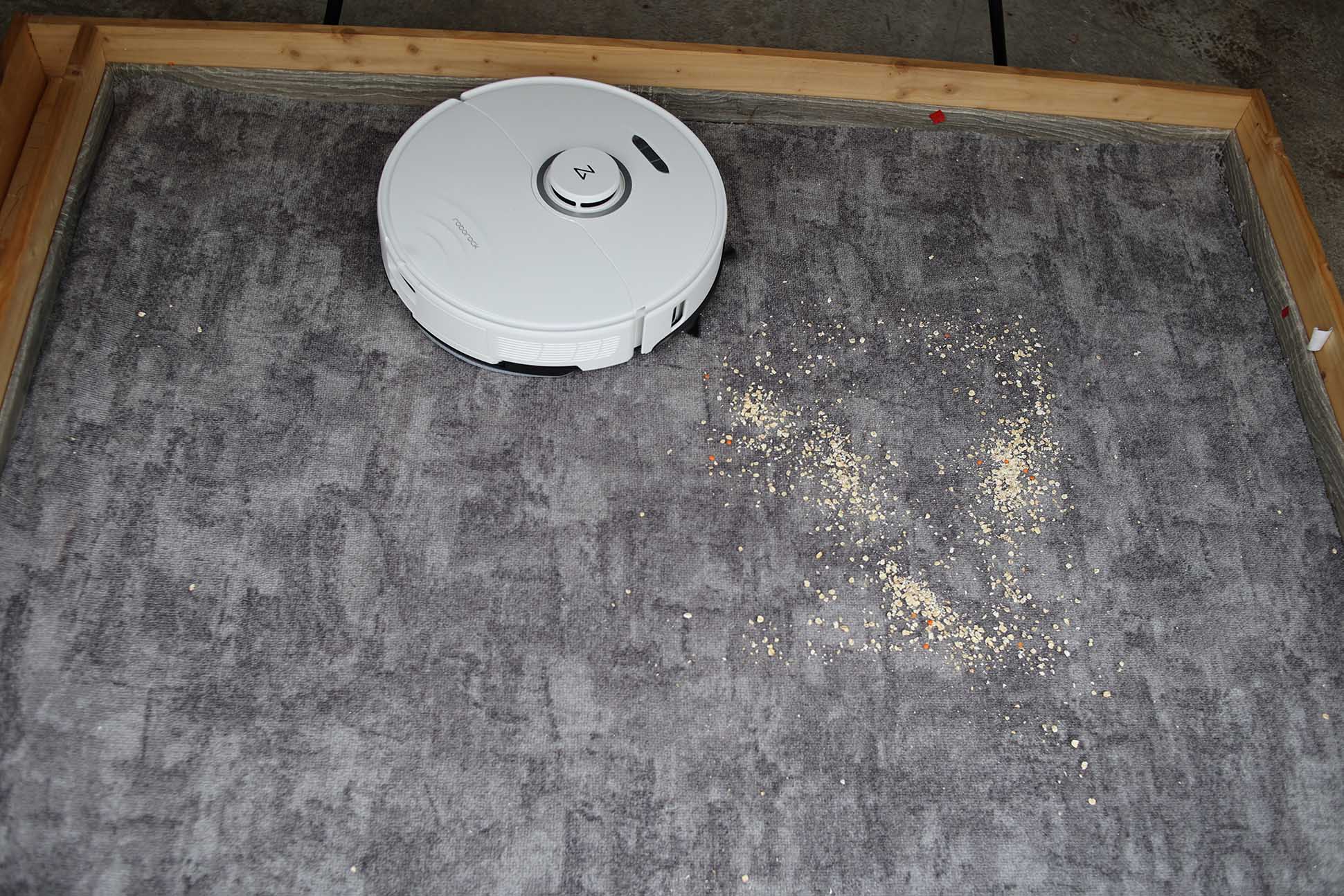 Roborock S8 Pro Ultra убирает овсянку на ковре во время теста на всасывание.